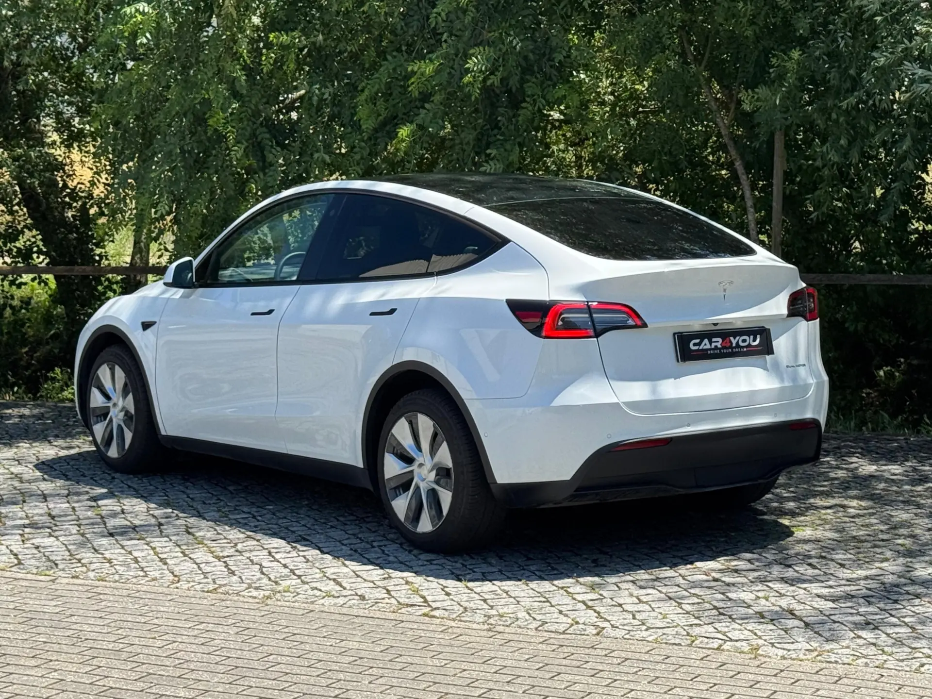 Tesla Model Y Long Range Dual Motor AWD 8