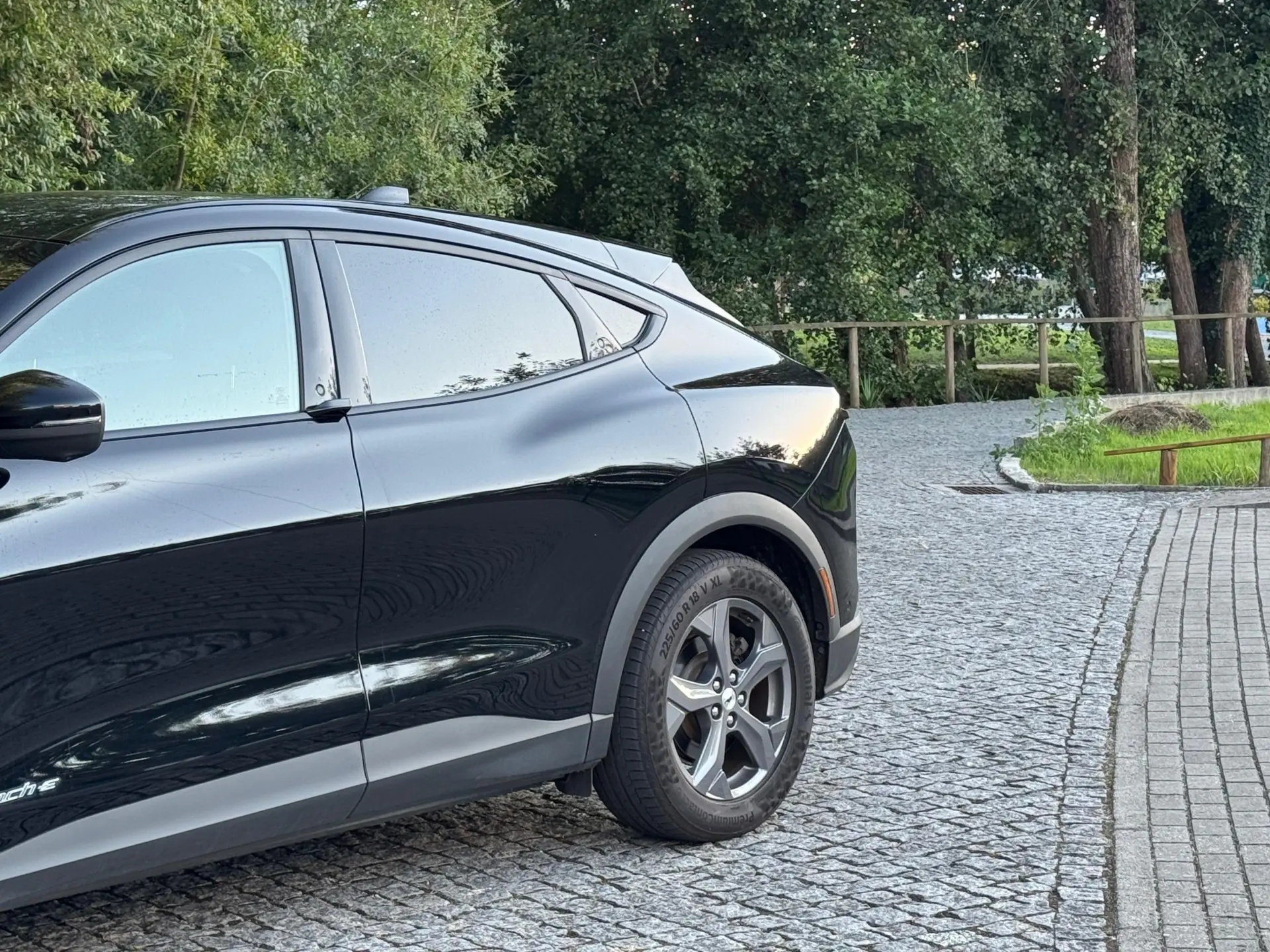 Ford Mustang Mach-E 75.7 kWh Base 3