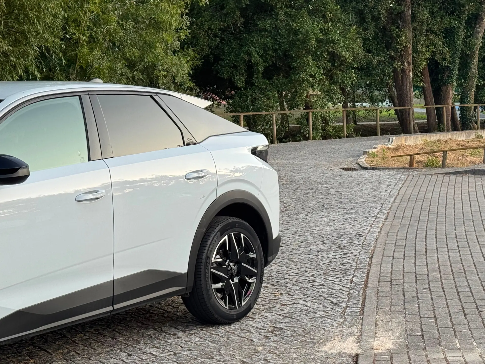 Peugeot 3008 1.2 Hybrid Allure e-DCS6 3
