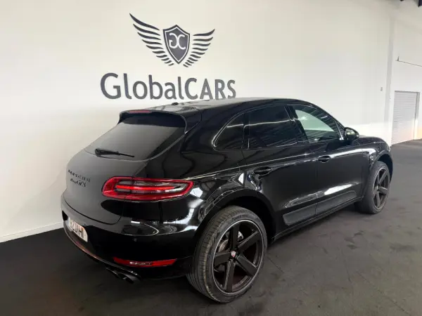 Porsche Macan S PDK 33