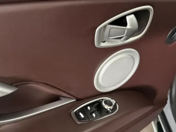 Aston Martin DB11 Coupé V8 Auto 28