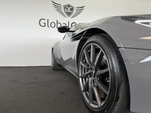 Aston Martin DB11 Coupé V8 Auto 43