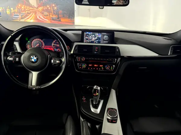 BMW 318 i Pack M Auto 20