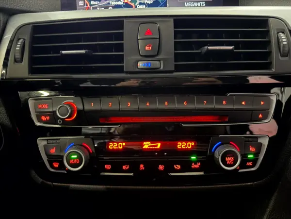 BMW 318 i Pack M Auto 23