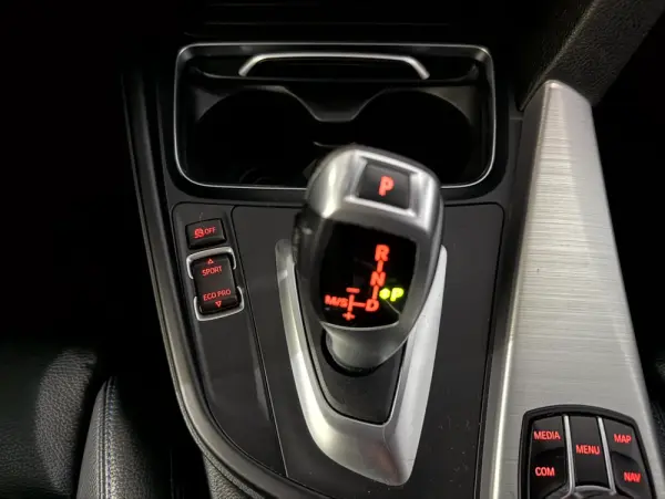 BMW 318 i Pack M Auto 26