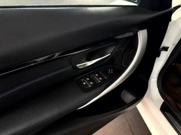 BMW 318 i Pack M Auto 28