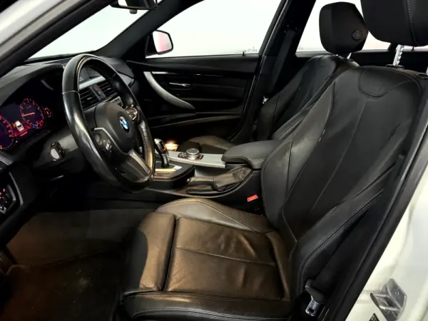 BMW 318 i Pack M Auto 29
