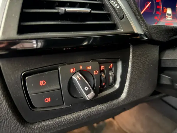 BMW 318 i Pack M Auto 31