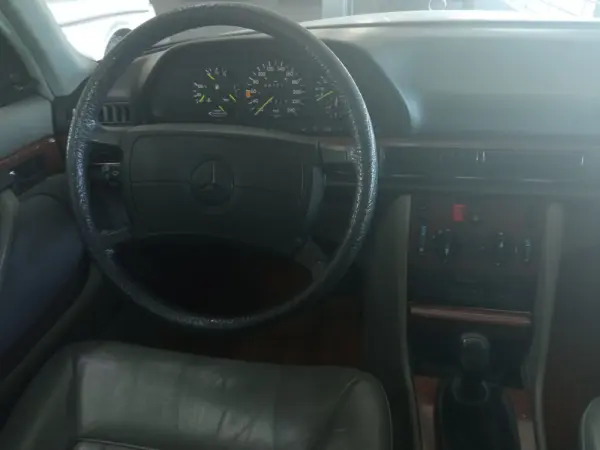 Mercedes-Benz 300 E 8