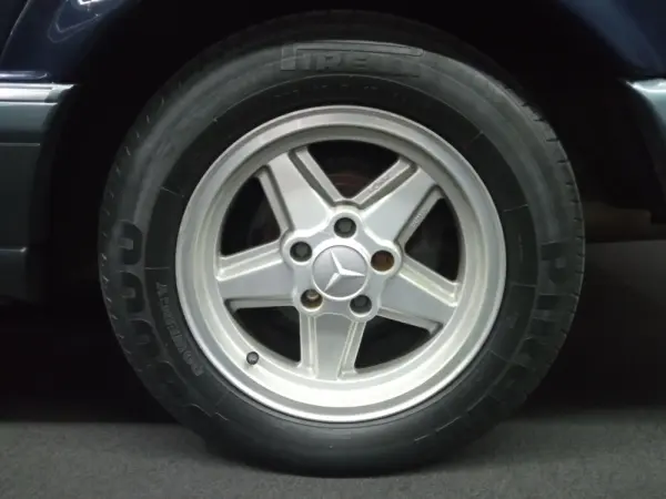 Mercedes-Benz 300 E 12