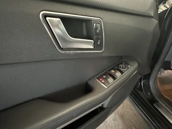 Mercedes-Benz E 300 Bluetec Hybrid Avantgarde 12