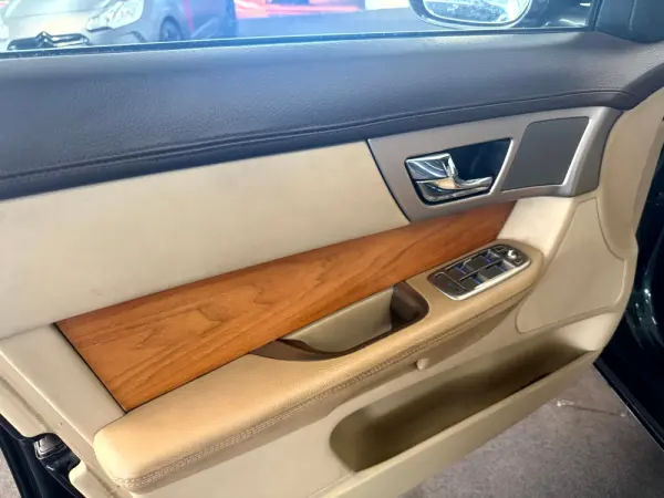 Jaguar XF 3.0 D V6 Premium Luxury 25