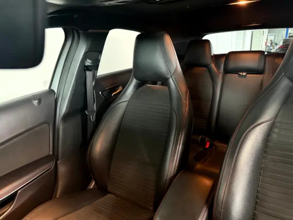 Mercedes-Benz A 180 d 7G-DCT AMG Line 19