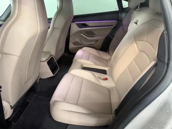 Porsche Taycan Standard 12