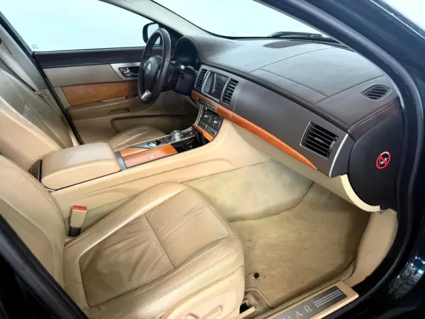 Jaguar XF 3.0 D V6 Premium Luxury 7