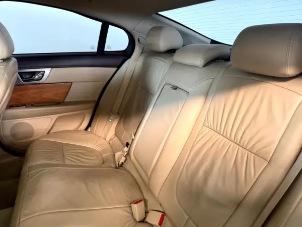 Jaguar XF 3.0 D V6 Premium Luxury 21