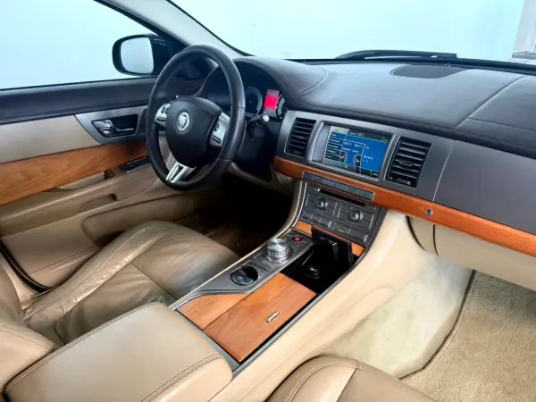 Jaguar XF 3.0 D V6 Premium Luxury 8