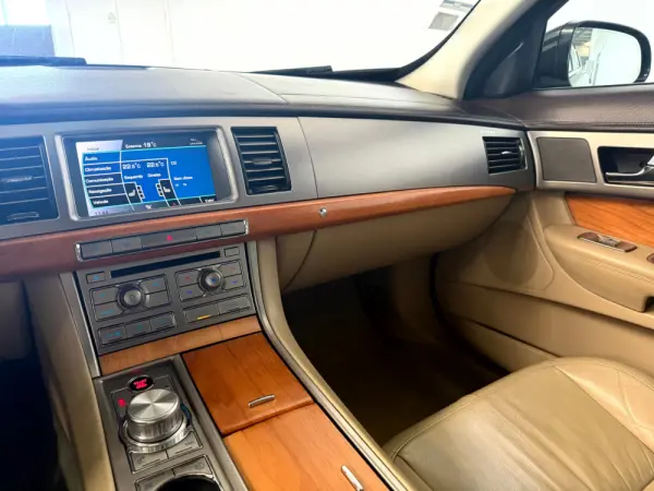 Jaguar XF 3.0 D V6 Premium Luxury 24