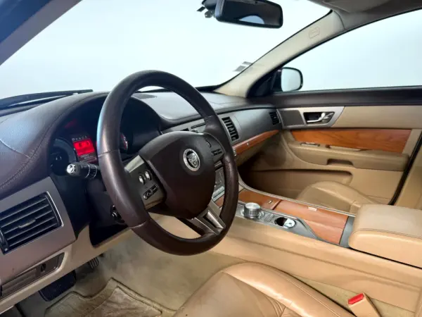 Jaguar XF 3.0 D V6 Premium Luxury 27