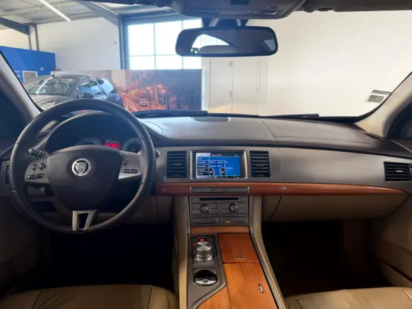 Jaguar XF 3.0 D V6 Premium Luxury 22