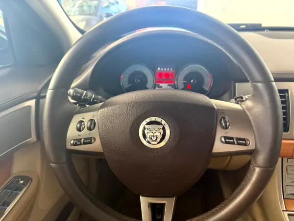 Jaguar XF 3.0 D V6 Premium Luxury 23