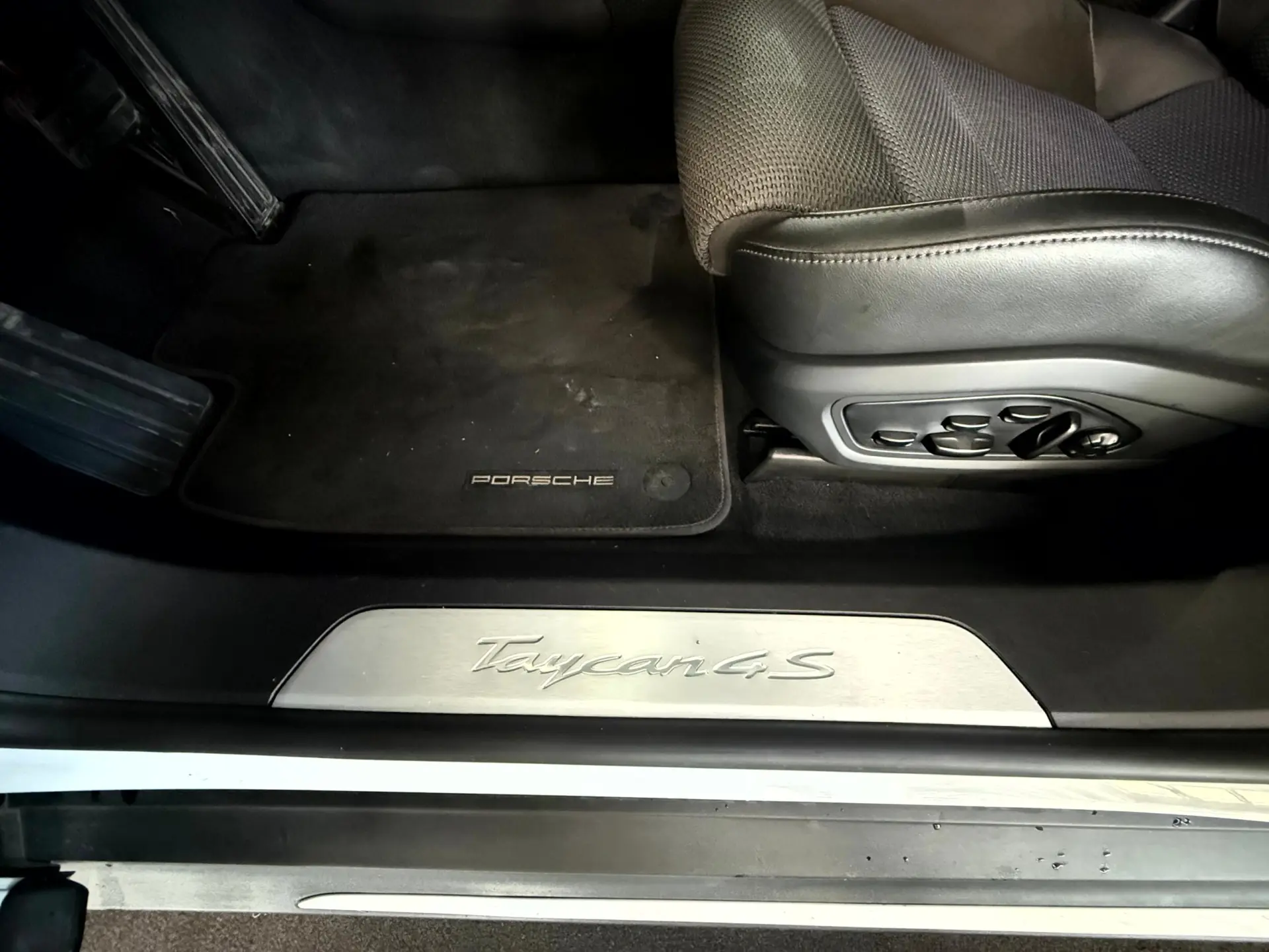 Porsche Taycan 4S 21