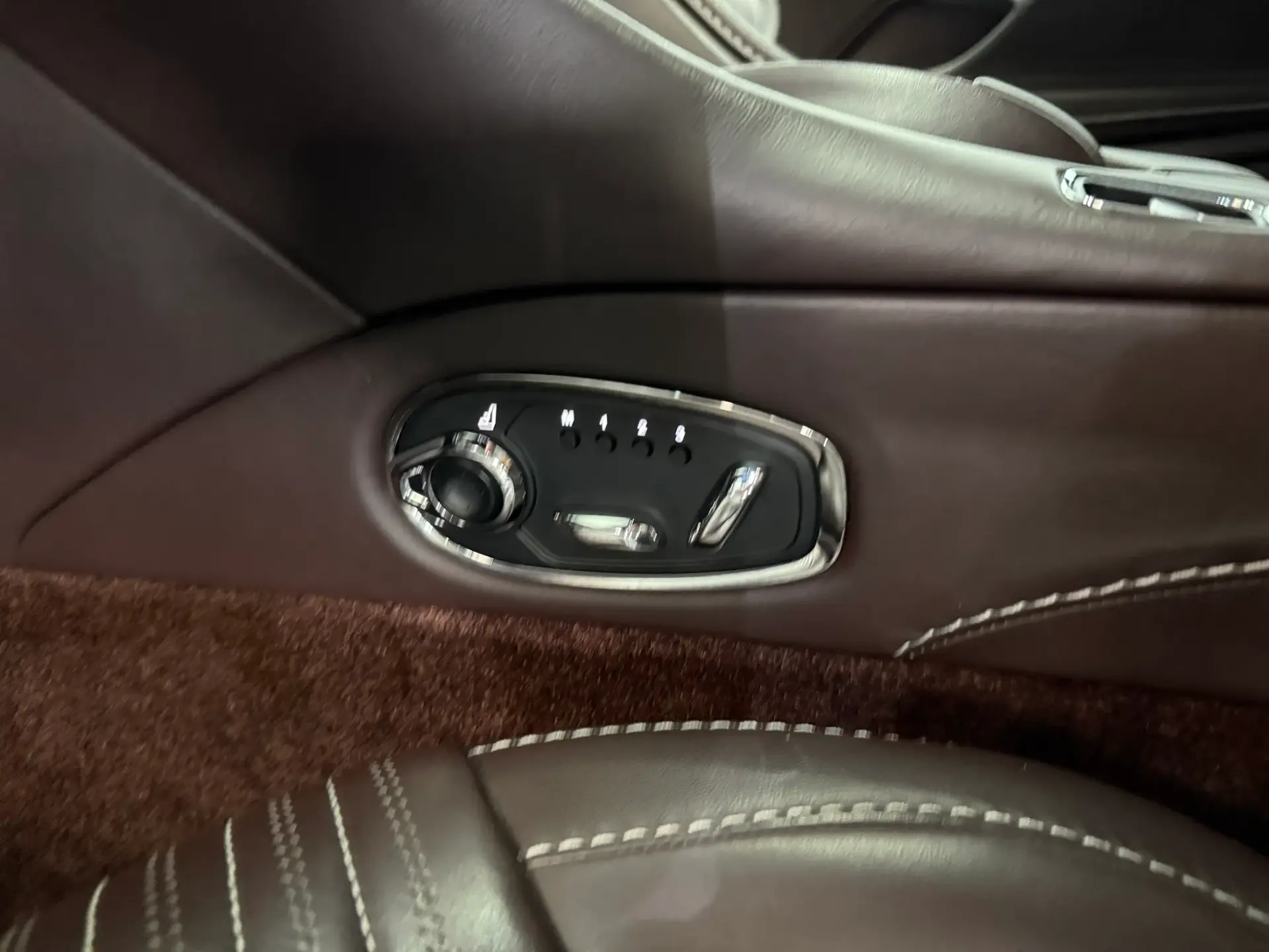 Aston Martin DB11 Coupé V8 Auto 35