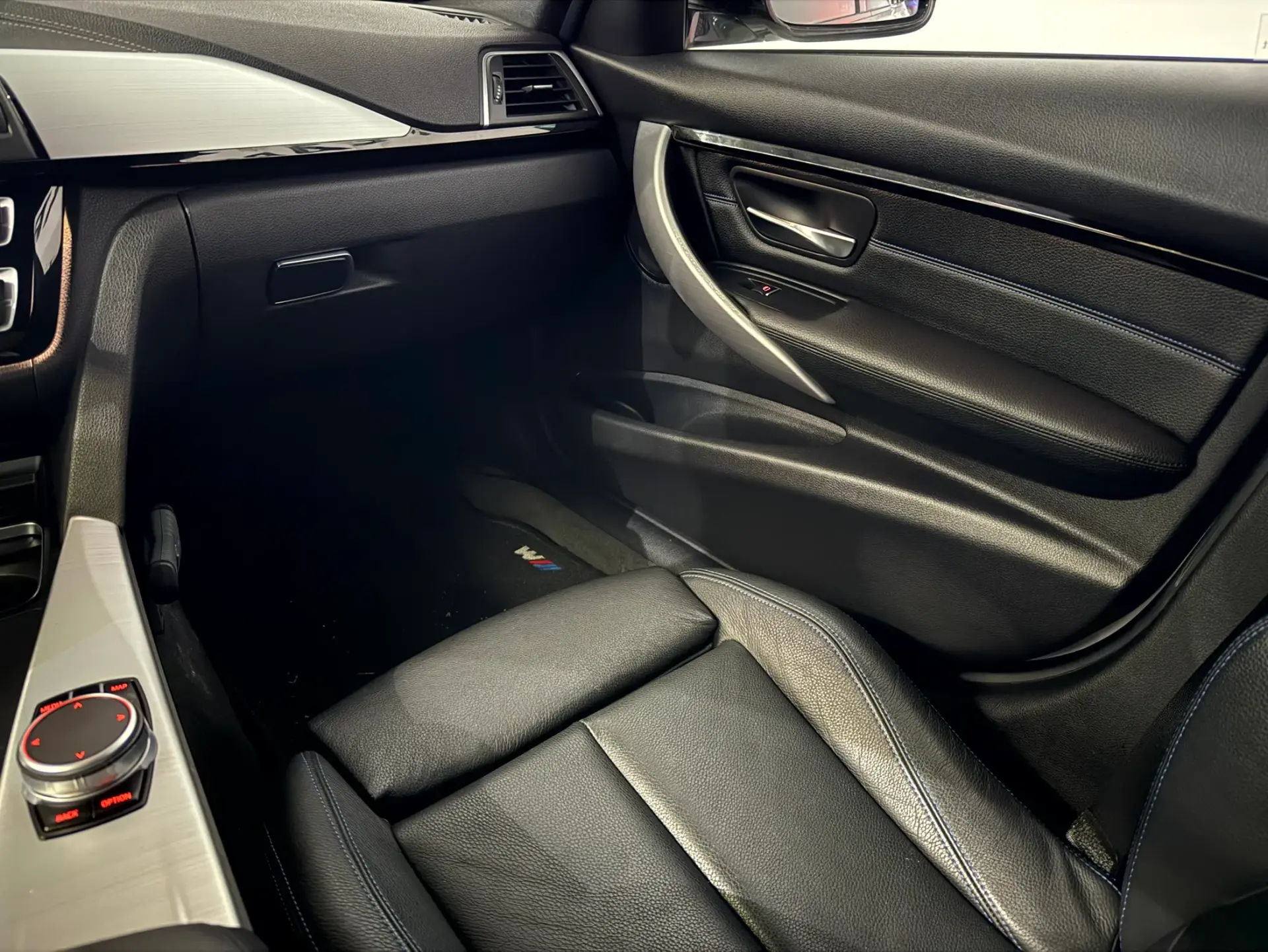 BMW 318 i Pack M Auto 27