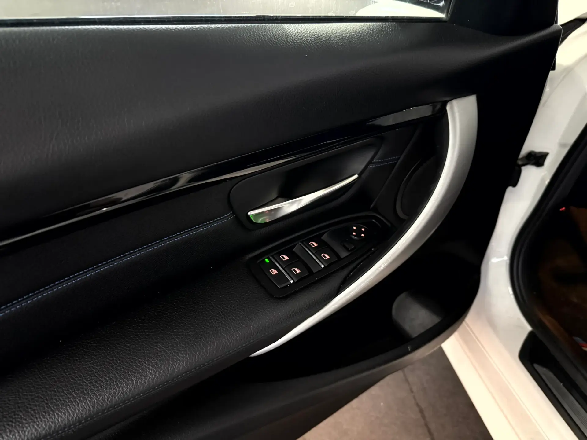 BMW 318 i Pack M Auto 28