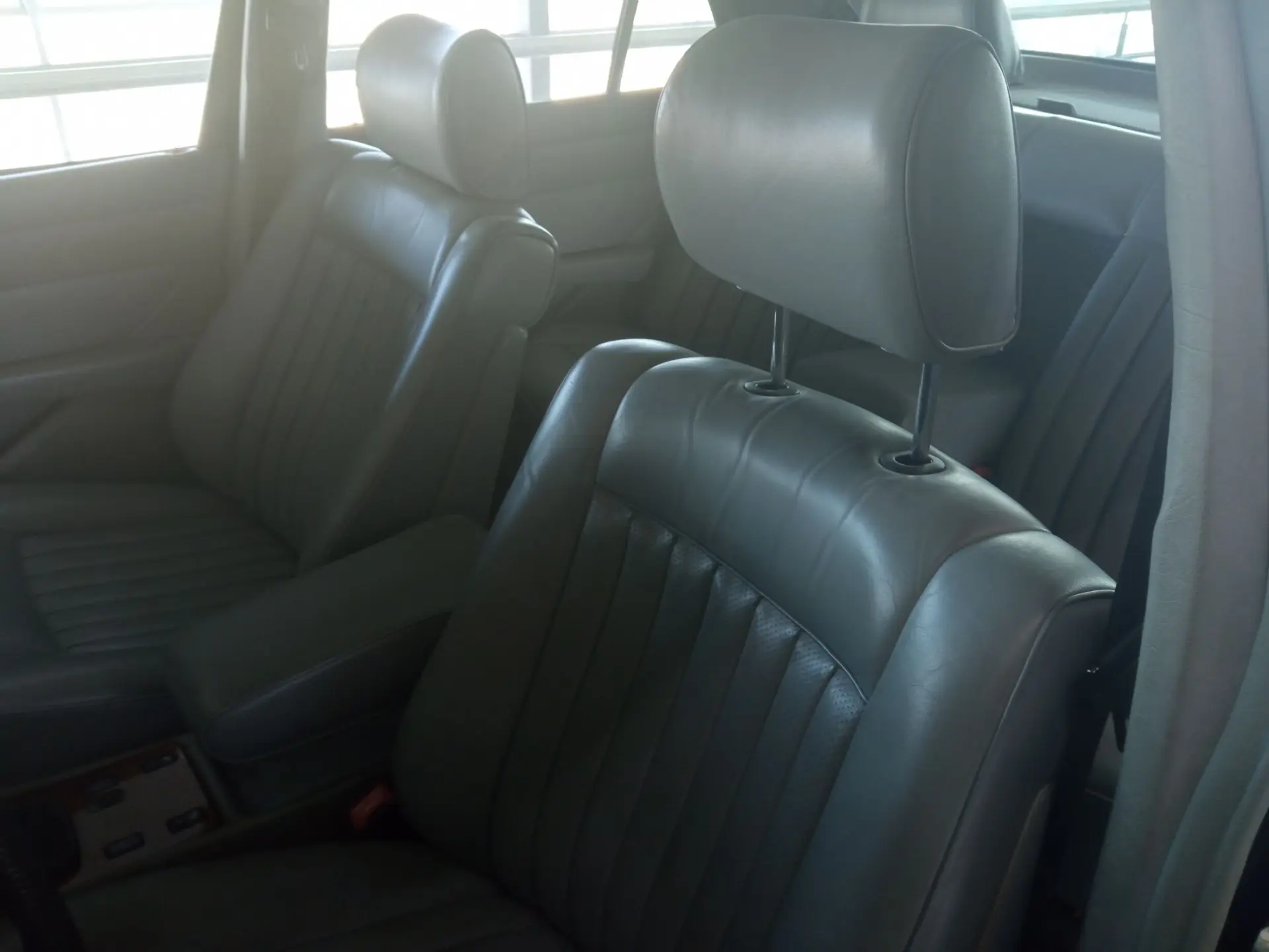 Mercedes-Benz 300 E 6