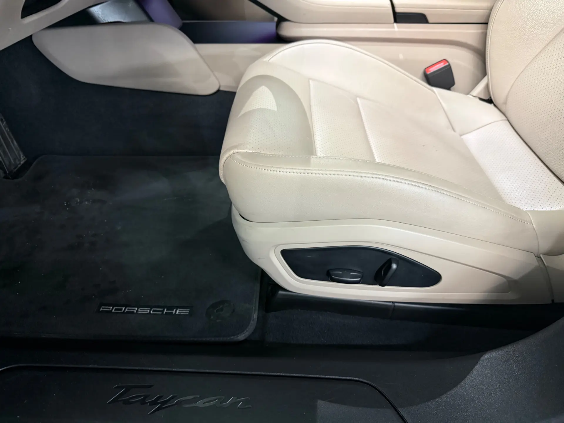 Porsche Taycan Standard 22