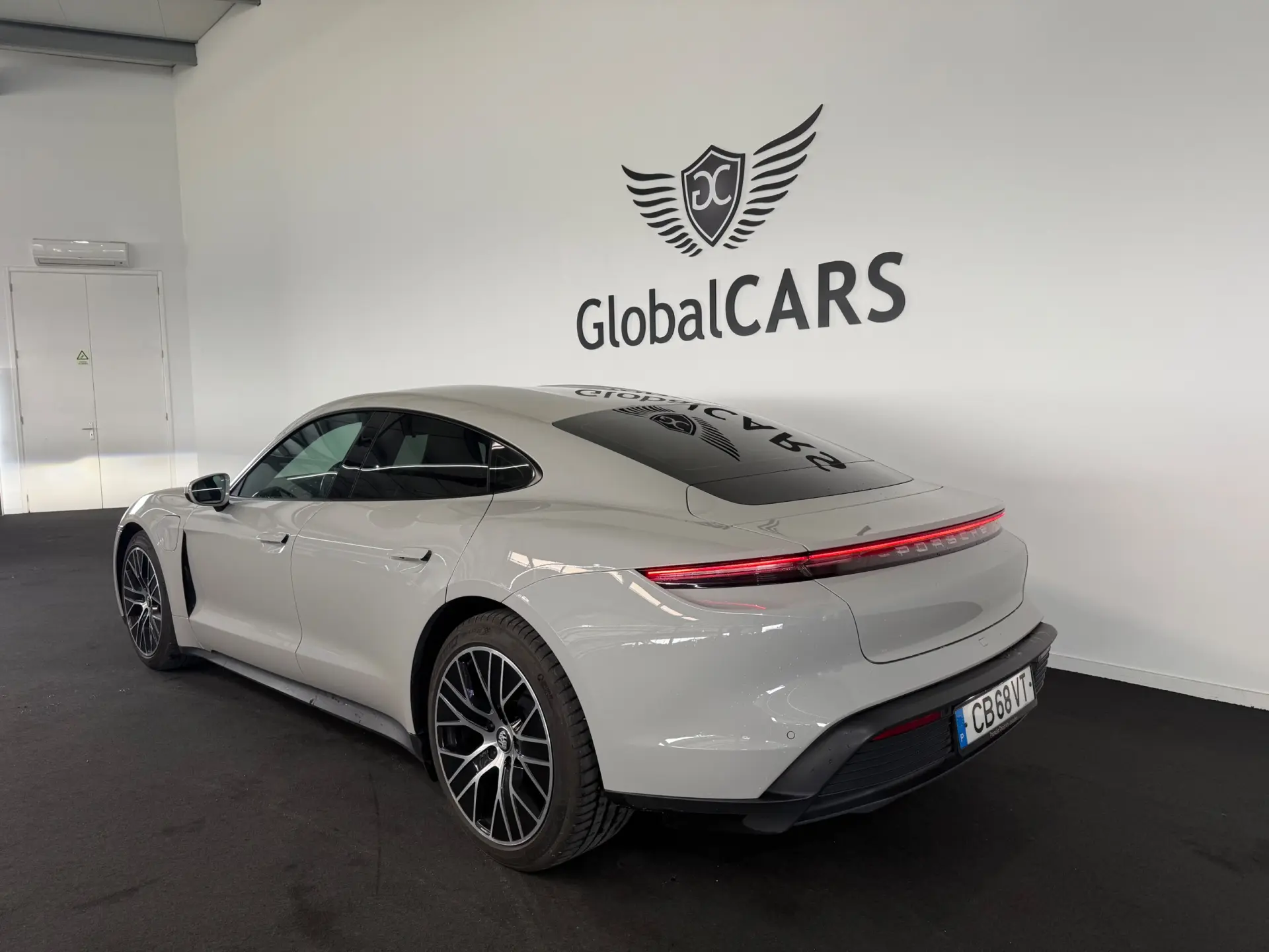 Porsche Taycan Standard 3