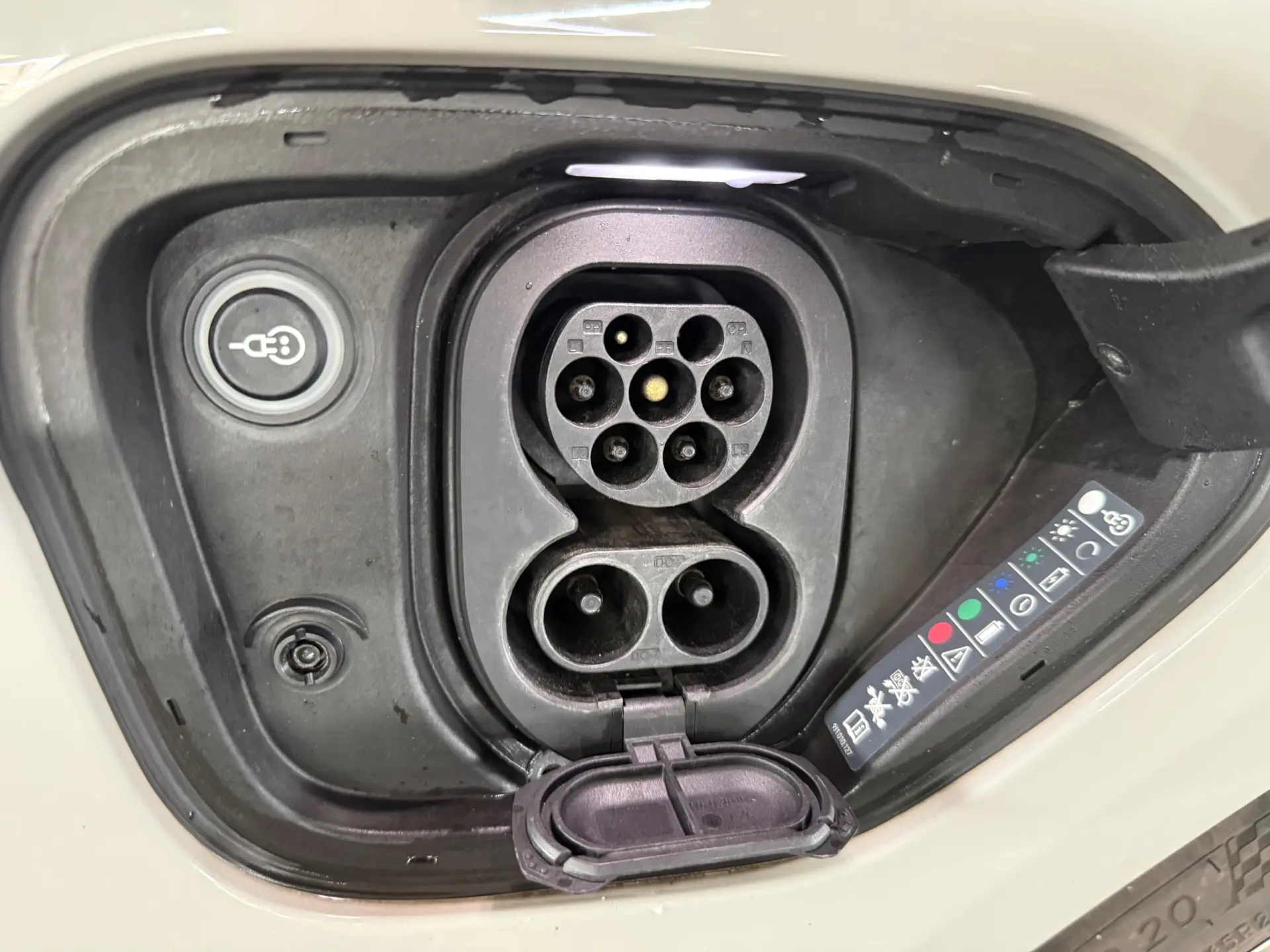 Porsche Taycan Standard 32