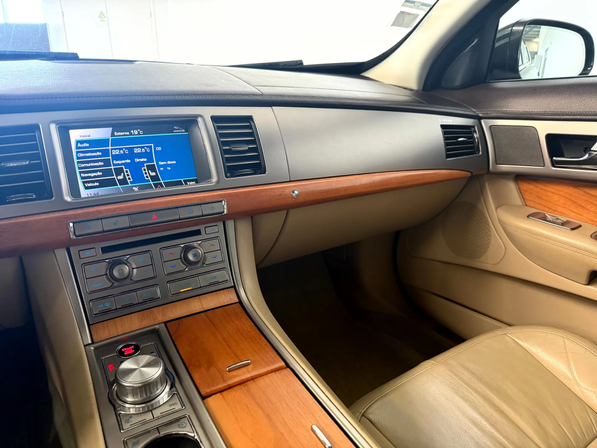 Jaguar XF 3.0 D V6 Premium Luxury 24