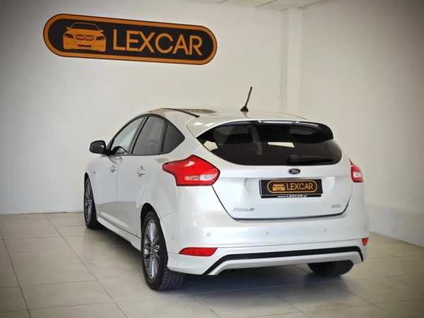 Ford Focus 1.0 EcoBoost S&S ST-Line 35
