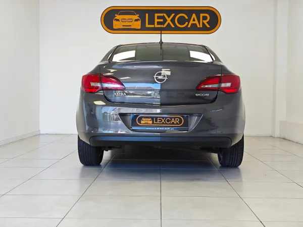 Opel Astra 1.3 CDTi Executive 4