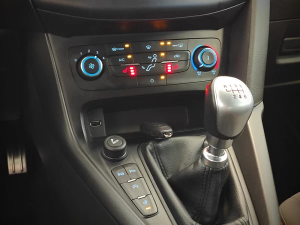 Ford Focus 1.0 EcoBoost S&S ST-Line 25