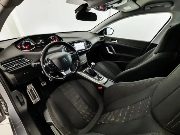 Peugeot 308 1.2 PureTech Allure Pack 7