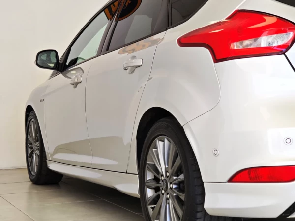 Ford Focus 1.0 EcoBoost S&S ST-Line 38