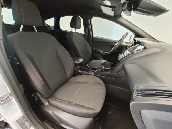 Ford Focus 1.0 EcoBoost S&S ST-Line 26