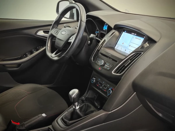 Ford Focus 1.0 EcoBoost S&S ST-Line 28