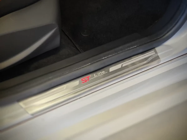 Ford Focus 1.0 EcoBoost S&S ST-Line 29