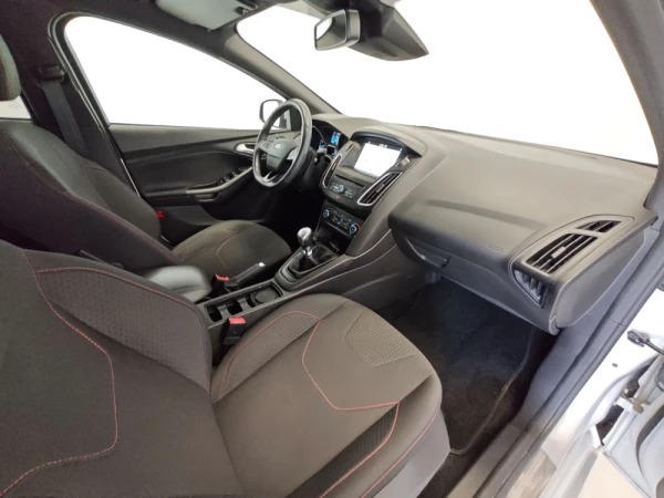 Ford Focus 1.0 EcoBoost S&S ST-Line 27