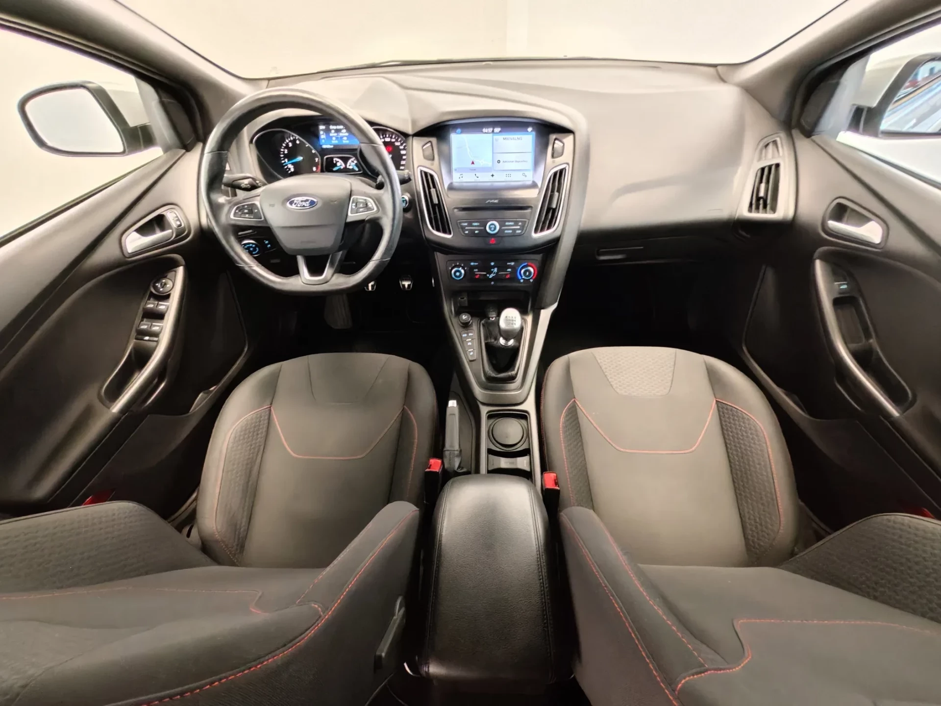 Ford Focus 1.0 EcoBoost S&S ST-Line 5