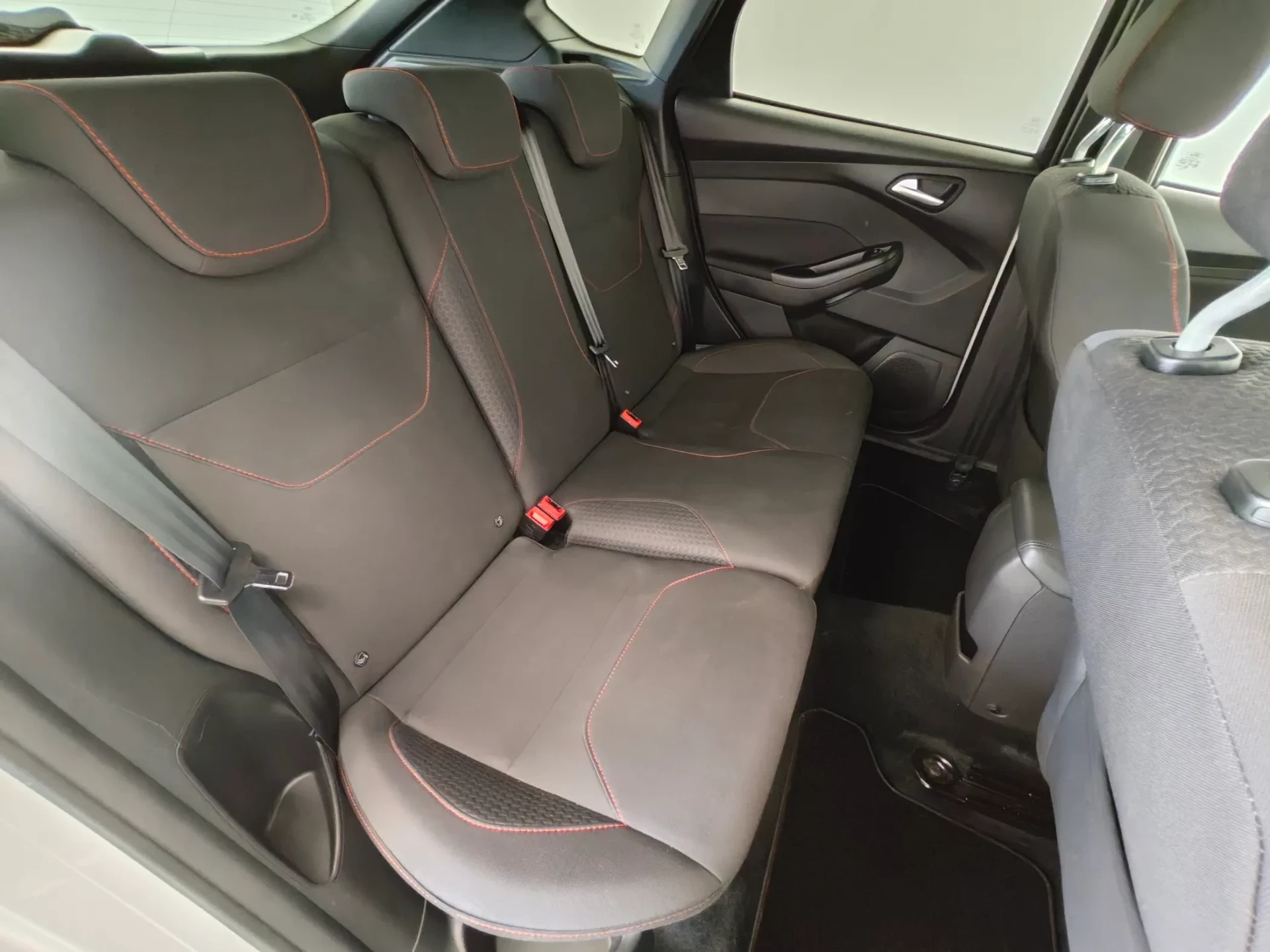 Ford Focus 1.0 EcoBoost S&S ST-Line 8