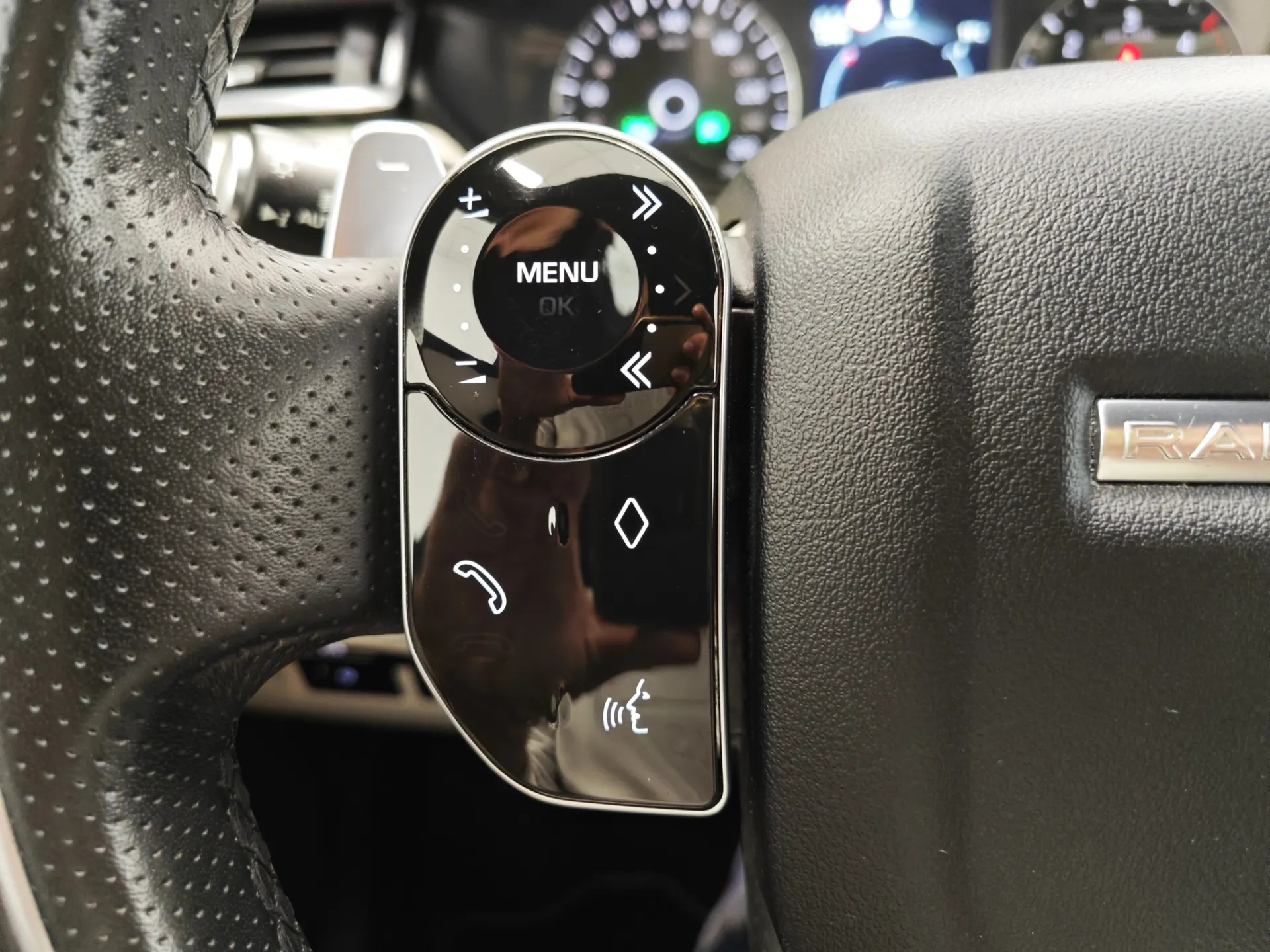 Land Rover Range Rover Velar 2.0 D R-Dynamic 32