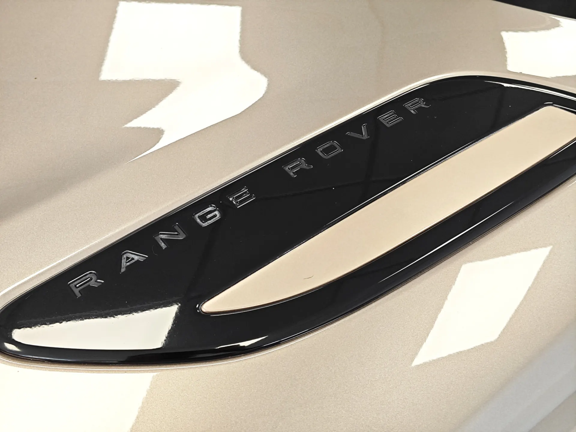 Land Rover Range Rover Velar 2.0 D R-Dynamic 12