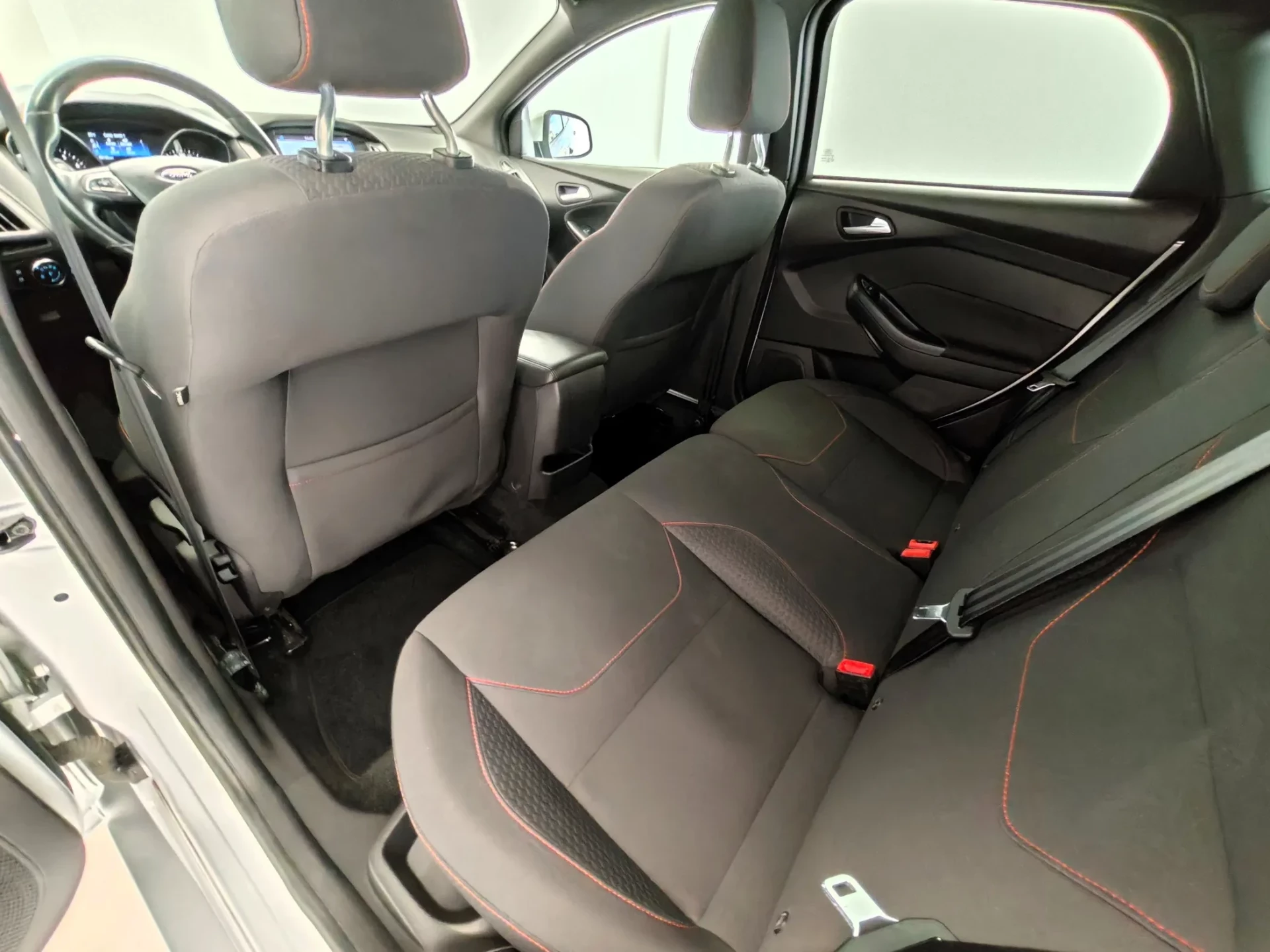 Ford Focus 1.0 EcoBoost S&S ST-Line 32