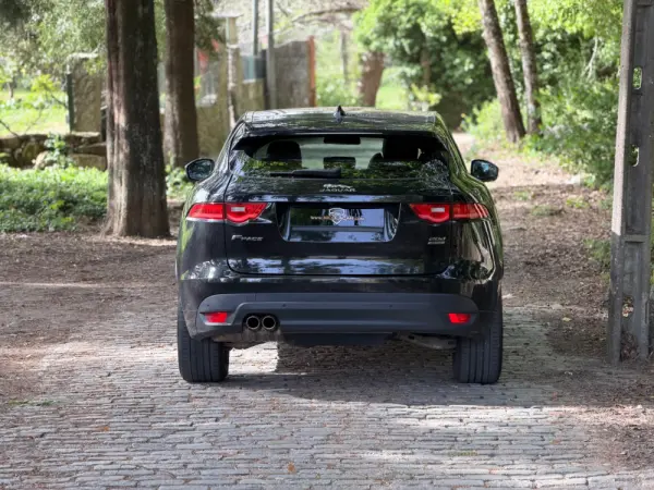 Jaguar F-Pace 36