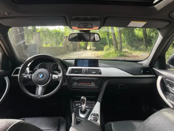 BMW 320 d Touring xDrive Pack M Auto 11